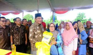 Bupati Muba, HM Toha meninjau pasar murah yang digelar di Pelakat Tinggi, Jumat (5/12/2025). Foto: Kominfo Muba.