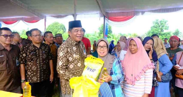 Bupati Muba, HM Toha meninjau pasar murah yang digelar di Pelakat Tinggi, Jumat (5/12/2025). Foto: Kominfo Muba.