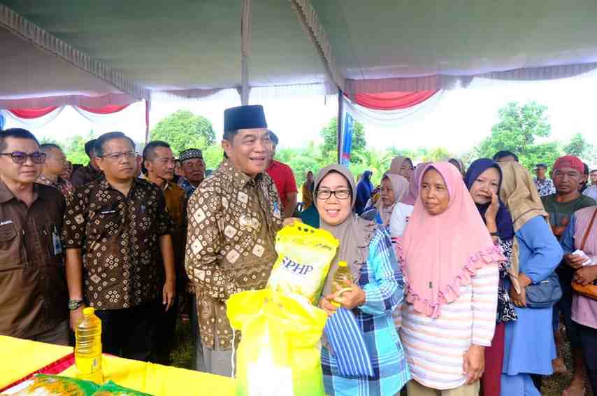 Bupati Muba, HM Toha meninjau pasar murah yang digelar di Pelakat Tinggi, Jumat (5/12/2025). Foto: Kominfo Muba.