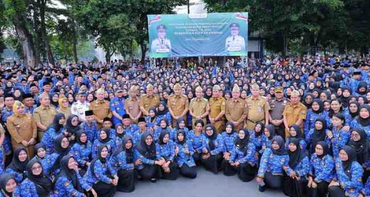 Ribuan PPPK Paruh Waktu Palembang bersama Walikota Ratu Dewa, Senin (22/12/2025). Foto: Kominfo Palembang.