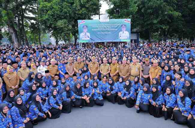 Ribuan PPPK Paruh Waktu Palembang bersama Walikota Ratu Dewa, Senin (22/12/2025). Foto: Kominfo Palembang.