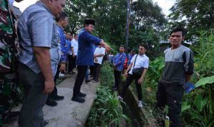Wawako Palembang, Prima Salam saat meninjau lokasi rencana pembangunan jembatan di Silaberanti, Jakabaring, Kamis (18/12/2025). Foto: Kominfo Palembang.