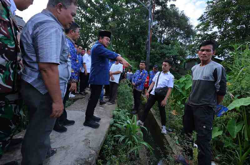 Wawako Palembang, Prima Salam saat meninjau lokasi rencana pembangunan jembatan di Silaberanti, Jakabaring, Kamis (18/12/2025). Foto: Kominfo Palembang.