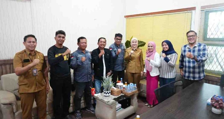Kepala Dinas Komunikasi dan Informatika (Diskominfo) Provinsi Sumatera Selatan, Rika Efianti, SE, MM menerima pengurus PJS Sumsel, Senin (1/12/2025). Foto: Dok PJS Sumsel.