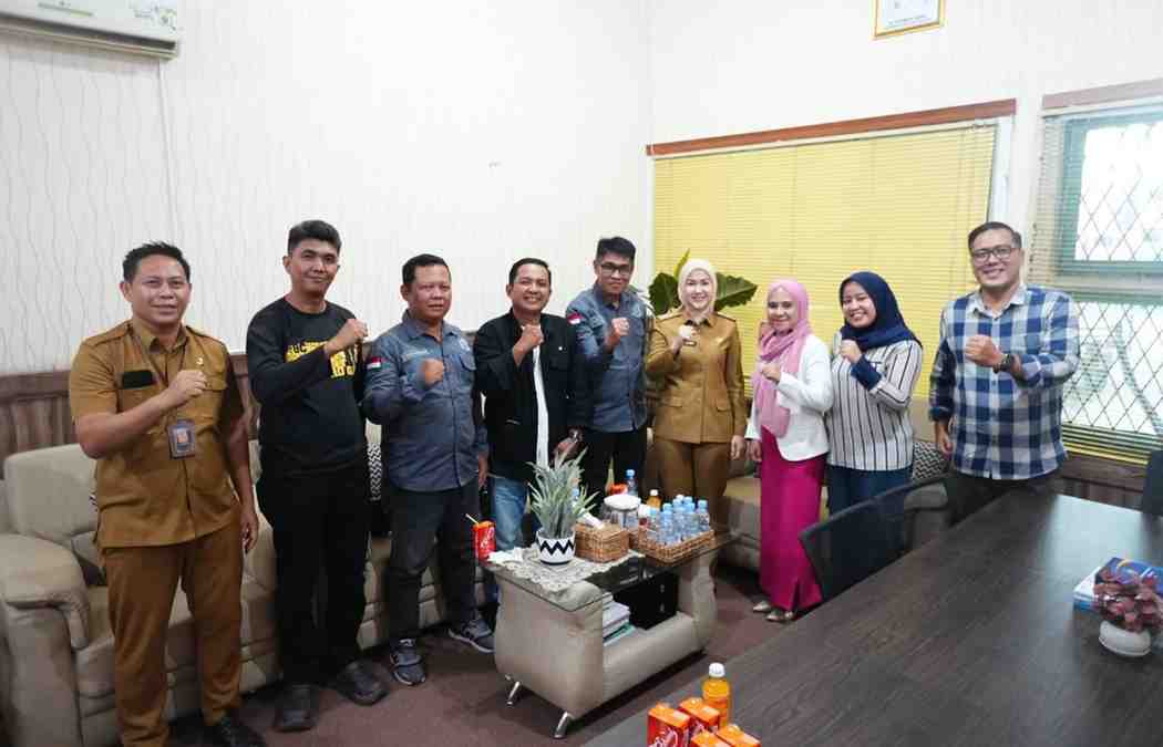 Kepala Dinas Komunikasi dan Informatika (Diskominfo) Provinsi Sumatera Selatan, Rika Efianti, SE, MM menerima pengurus PJS Sumsel, Senin (1/12/2025). Foto: Dok PJS Sumsel.