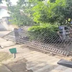 Kondisi rumah pelaku penikaman yang dirusak massa, Minggu (21/12/2025). Foto: IST/Dok warga.