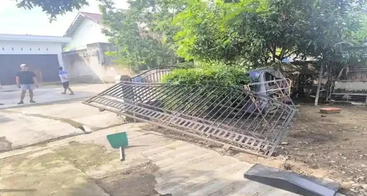 Kondisi rumah pelaku penikaman yang dirusak massa, Minggu (21/12/2025). Foto: IST/Dok warga.