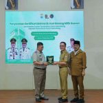 Walikota Palembang, Ratu Dewa didampingi Wawako Prima Salam secara simbolis menerima sertifikat elektronik ataa aset daerah dari BPN, Senin (29/12/2025). Foto: Kominfo Palembang.