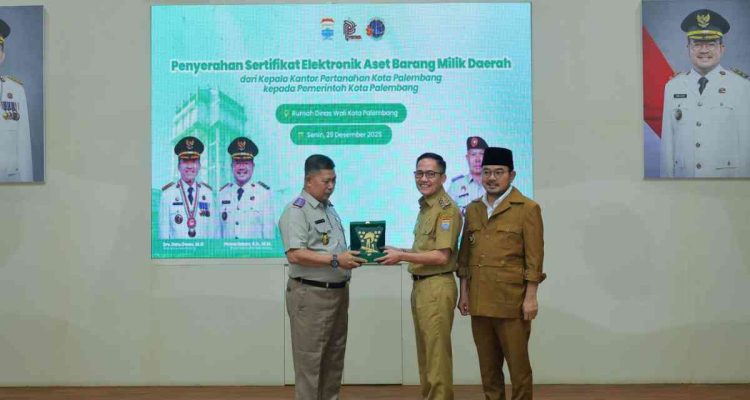 Walikota Palembang, Ratu Dewa didampingi Wawako Prima Salam secara simbolis menerima sertifikat elektronik ataa aset daerah dari BPN, Senin (29/12/2025). Foto: Kominfo Palembang.
