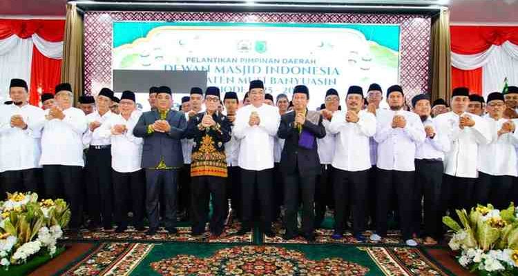 Bupati Muba, HM Toha bersama para pengurus Daerah DMI Muba, sekaligus memperingati Hari Santri Nasional 2025, Rabu (3/12/2025). Foto: Kominfo Muba.
