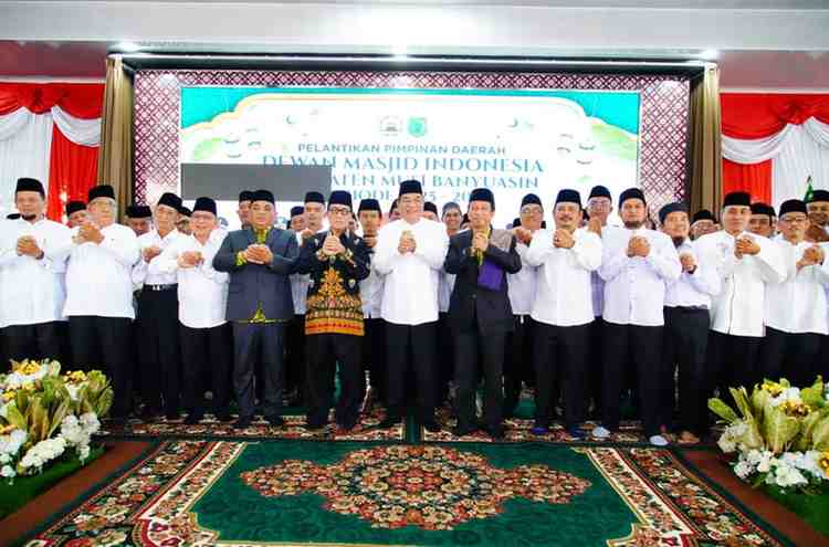 Bupati Muba, HM Toha bersama para pengurus Daerah DMI Muba, sekaligus memperingati Hari Santri Nasional 2025, Rabu (3/12/2025). Foto: Kominfo Muba.