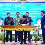 Bupati Muba, HM Toha dan Kejari Sekayu menandatangani MoU tentang pidana kerja sosial di Griya Agung Palembang, Kamis (4/12/2025). Fopto: Kominfo Muba.