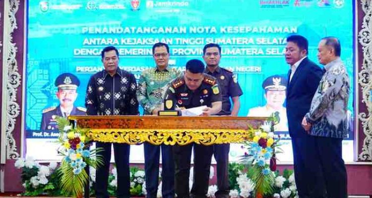 Bupati Muba, HM Toha dan Kejari Sekayu menandatangani MoU tentang pidana kerja sosial di Griya Agung Palembang, Kamis (4/12/2025). Fopto: Kominfo Muba.