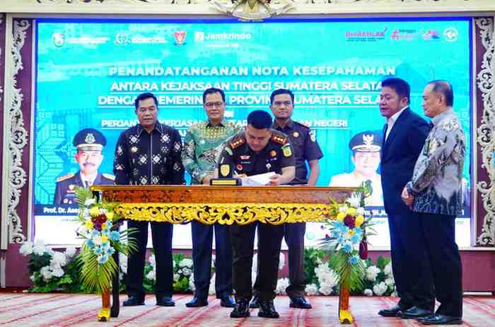 Bupati Muba, HM Toha dan Kejari Sekayu menandatangani MoU tentang pidana kerja sosial di Griya Agung Palembang, Kamis (4/12/2025). Fopto: Kominfo Muba.