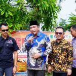 Bupati Muba, HM Toha saat memantau pos bantuan bencana alam Aceh dan Sumbar. Foto: Dok Kominfo Muba.