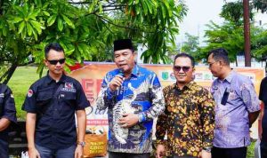 Bupati Muba, HM Toha saat memantau pos bantuan bencana alam Aceh dan Sumbar. Foto: Dok Kominfo Muba.