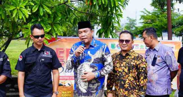 Bupati Muba, HM Toha saat memantau pos bantuan bencana alam Aceh dan Sumbar. Foto: Dok Kominfo Muba.