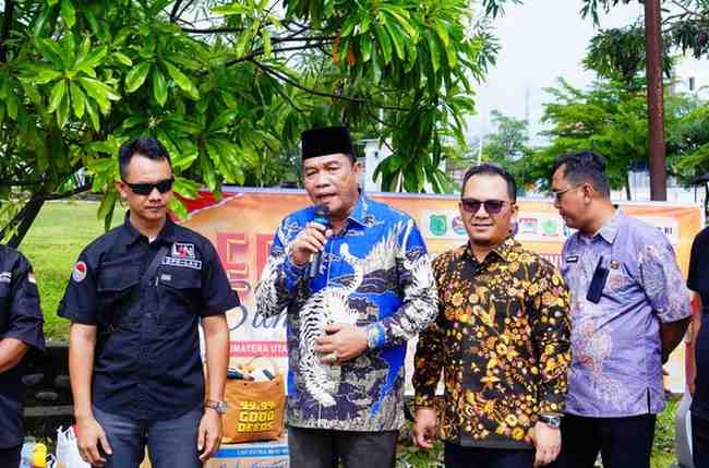 Bupati Muba, HM Toha saat memantau pos bantuan bencana alam Aceh dan Sumbar. Foto: Dok Kominfo Muba.