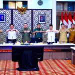 Gubernur Sumsel, Herman Deru dan Bupati Muba HM Toha, serta sejumlah kepala daerah lainnya, Selasa (30/12/2025) rapat koordinasi larangan truk batubara melintasi jalan umum per 1 Januari 2026. Foto: Kominfo Muba.