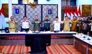 Gubernur Sumsel, Herman Deru dan Bupati Muba HM Toha, serta sejumlah kepala daerah lainnya, Selasa (30/12/2025) rapat koordinasi larangan truk batubara melintasi jalan umum per 1 Januari 2026. Foto: Kominfo Muba.