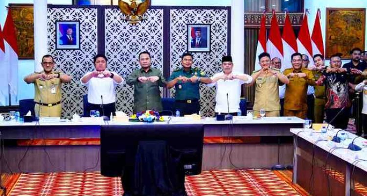 Gubernur Sumsel, Herman Deru dan Bupati Muba HM Toha, serta sejumlah kepala daerah lainnya, Selasa (30/12/2025) rapat koordinasi larangan truk batubara melintasi jalan umum per 1 Januari 2026. Foto: Kominfo Muba.