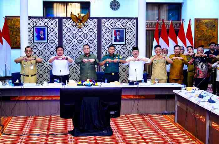 Gubernur Sumsel, Herman Deru dan Bupati Muba HM Toha, serta sejumlah kepala daerah lainnya, Selasa (30/12/2025) rapat koordinasi larangan truk batubara melintasi jalan umum per 1 Januari 2026. Foto: Kominfo Muba.