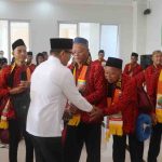Wabup Muba, Rohman melepas 2666 jemaah umrah di Masjid Raya Baitul Makmur, Kecamatan Sekayu, Minggu (7/12/2025). Foto: Kominfo Muba.