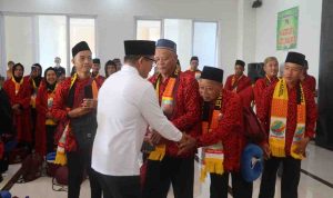 Wabup Muba, Rohman melepas 2666 jemaah umrah di Masjid Raya Baitul Makmur, Kecamatan Sekayu, Minggu (7/12/2025). Foto: Kominfo Muba.