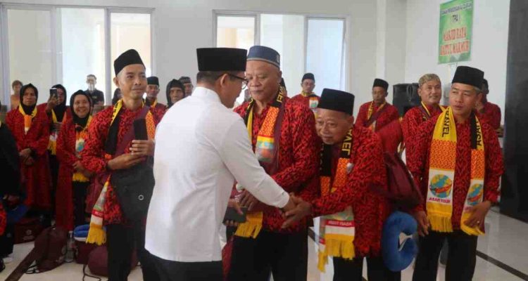 Wabup Muba, Rohman melepas 2666 jemaah umrah di Masjid Raya Baitul Makmur, Kecamatan Sekayu, Minggu (7/12/2025). Foto: Kominfo Muba.