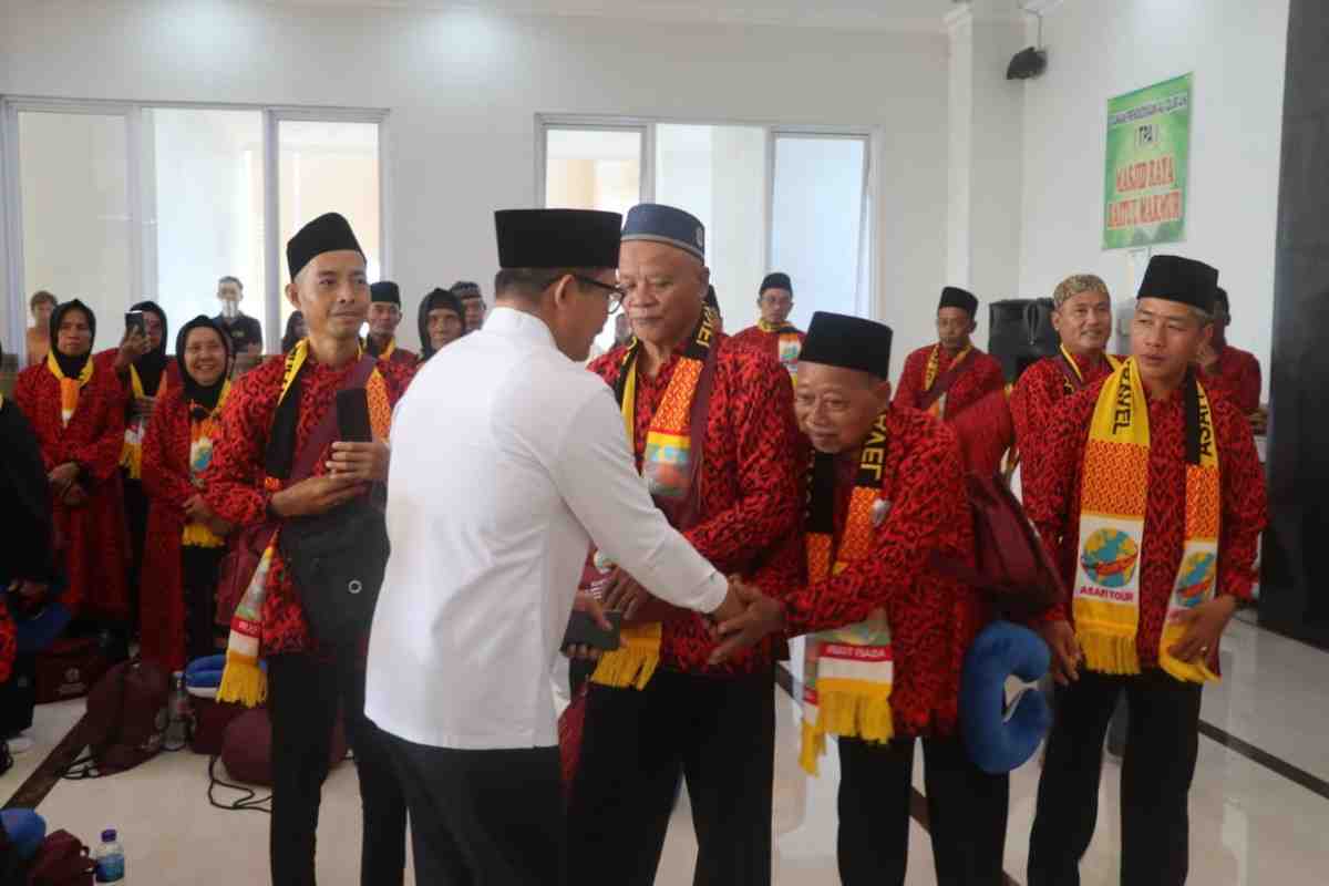 Wabup Muba, Rohman melepas 2666 jemaah umrah di Masjid Raya Baitul Makmur, Kecamatan Sekayu, Minggu (7/12/2025). Foto: Kominfo Muba.