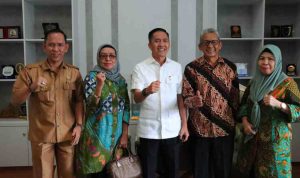 Walikota Palembang, Ratu Dewa menerima sejumlah alumni Depertemen Penerangan (Deppen) yang kini sudah dibubarkan. Foto: Kominfo Palembang.