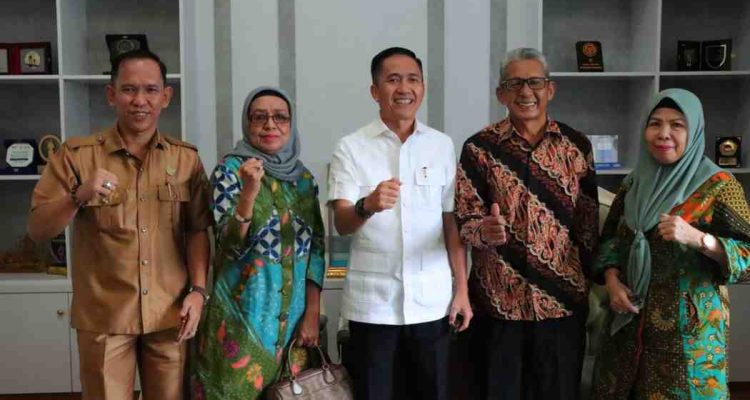 Walikota Palembang, Ratu Dewa menerima sejumlah alumni Depertemen Penerangan (Deppen) yang kini sudah dibubarkan. Foto: Kominfo Palembang.