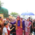 Gubernur Sumsel Herman deru didampingi istri saat hadir di HUT Kabupaten OKU Timur, Senin (19/1/2026). Foto: Humas Pemprov Sumsel.