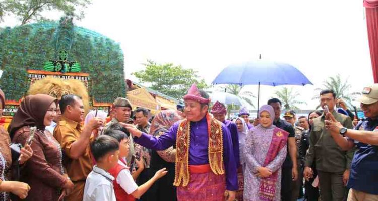Gubernur Sumsel Herman deru didampingi istri saat hadir di HUT Kabupaten OKU Timur, Senin (19/1/2026). Foto: Humas Pemprov Sumsel.