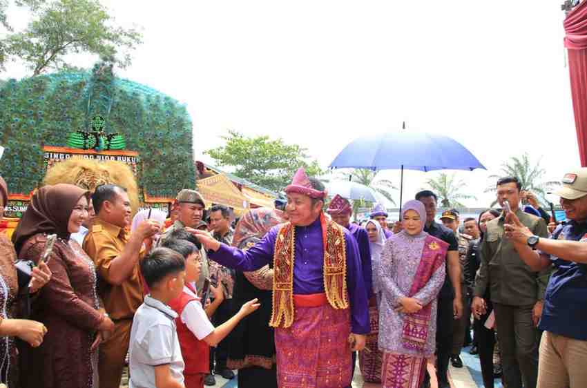Gubernur Sumsel Herman deru didampingi istri saat hadir di HUT Kabupaten OKU Timur, Senin (19/1/2026). Foto: Humas Pemprov Sumsel.