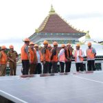 Walikota Palembang, Ratu Dewa saat meresmikan listrik tenaga surya di Masjid Agung, Senin (19/1/2026). Foto: Kominfo Palembang.