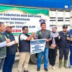 Staf Ahli Bupati Bidang Politik, Hukum dan Pemerintahan Dr Iskandar Syahrianto MH, Asisten II Setda Pemkab Muba Alva Elan SST MPSDA, Ketua Baznas Muba Muhammad Jaya MSi, Perwakilan BPBD dan Bagian Kesra Muba. menyerahkan bantuan bencana diterima Staf Ahli Walikota Bidang Pemerintahan, Hukum dan Politik Pemkot Langsa Drs Zulhadisyah Sulaiman MSP. Foto: Dok tim/IST