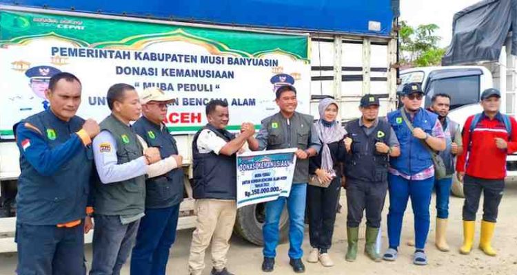 Staf Ahli Bupati Bidang Politik, Hukum dan Pemerintahan Dr Iskandar Syahrianto MH, Asisten II Setda Pemkab Muba Alva Elan SST MPSDA, Ketua Baznas Muba Muhammad Jaya MSi, Perwakilan BPBD dan Bagian Kesra Muba. menyerahkan bantuan bencana diterima Staf Ahli Walikota Bidang Pemerintahan, Hukum dan Politik Pemkot Langsa Drs Zulhadisyah Sulaiman MSP. Foto: Dok tim/IST