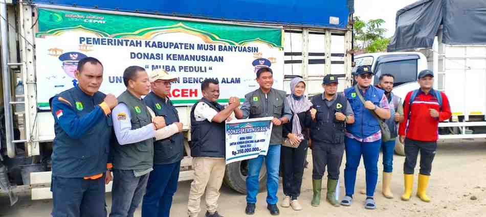 Staf Ahli Bupati Bidang Politik, Hukum dan Pemerintahan Dr Iskandar Syahrianto MH, Asisten II Setda Pemkab Muba Alva Elan SST MPSDA, Ketua Baznas Muba Muhammad Jaya MSi, Perwakilan BPBD dan Bagian Kesra Muba. menyerahkan bantuan bencana diterima Staf Ahli Walikota Bidang Pemerintahan, Hukum dan Politik Pemkot Langsa Drs Zulhadisyah Sulaiman MSP. Foto: Dok tim/IST
