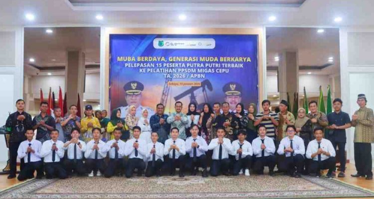Sebanyak 15 pemuda dilepas Wakil Bupati Muba Kiai Abdur Rohman Husen, Kamis (15/01/2026) untuk belajar dan mkeningkatkan kemampuan bidang migas ke pusat Migas, Cepu. Foto: Kominfo Muba.