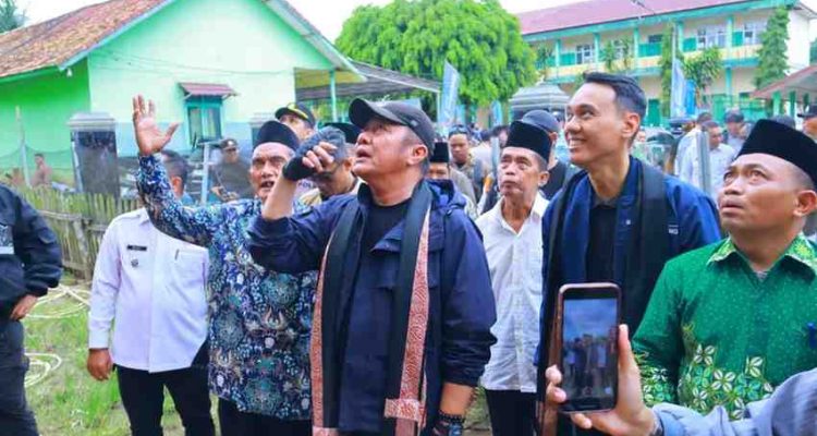 Gubernur Sumsel, Herman Deru saat berkunjung ke Perguruan Muhammadiyah Desa Lebung Itam, Kecamatan Tulung Selapan, Rabu (31/12/2025) siang. Foto: Humas Pemprov Sumsel.