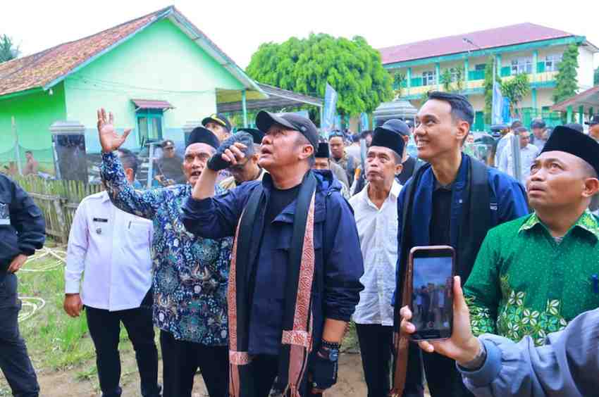 Gubernur Sumsel, Herman Deru saat berkunjung ke Perguruan Muhammadiyah Desa Lebung Itam, Kecamatan Tulung Selapan, Rabu (31/12/2025) siang. Foto: Humas Pemprov Sumsel.