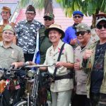 Menggunakan pakaian pejuang dan sepeda onltel, Walikota Palembang Ratu Dewa memperingati peperangan Lima Hari Lima Malam. Foto: Kominfo Palembang.