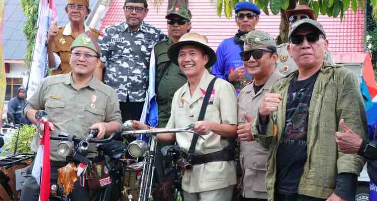 Menggunakan pakaian pejuang dan sepeda onltel, Walikota Palembang Ratu Dewa memperingati peperangan Lima Hari Lima Malam. Foto: Kominfo Palembang.