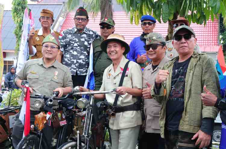 Menggunakan pakaian pejuang dan sepeda onltel, Walikota Palembang Ratu Dewa memperingati peperangan Lima Hari Lima Malam. Foto: Kominfo Palembang.