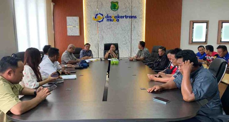 Dinas Tenaga Kerja dan Transmigrasi Kabupaten Musi Banyuasin memfasilitasi sidang mediasi sebagai upaya penyelesaian rencana mogok kerja yang diajukan oleh serikat pekerja di lingkungan PT. Pinang Sawit Mas Sejati. Foto: Kominfo Muba.