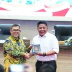 Gubernur Sumsel H. Herman Deru menerima kunjungan kerja Ketua BAM DPR RI, H. Ahmad Heryawan beserta jajaran di Aula Bina Praja Pemprov Sumsel, Senin (26/1/2026). Foto: Humas Pemprov Sumsel.