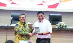 Gubernur Sumsel H. Herman Deru menerima kunjungan kerja Ketua BAM DPR RI, H. Ahmad Heryawan beserta jajaran di Aula Bina Praja Pemprov Sumsel, Senin (26/1/2026). Foto: Humas Pemprov Sumsel.