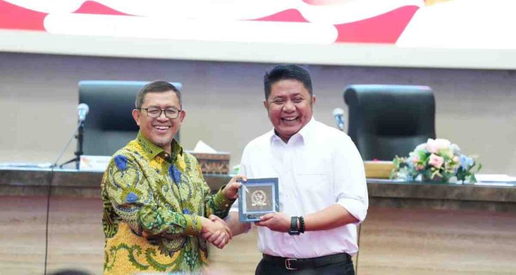 Gubernur Sumsel H. Herman Deru menerima kunjungan kerja Ketua BAM DPR RI, H. Ahmad Heryawan beserta jajaran di Aula Bina Praja Pemprov Sumsel, Senin (26/1/2026). Foto: Humas Pemprov Sumsel.