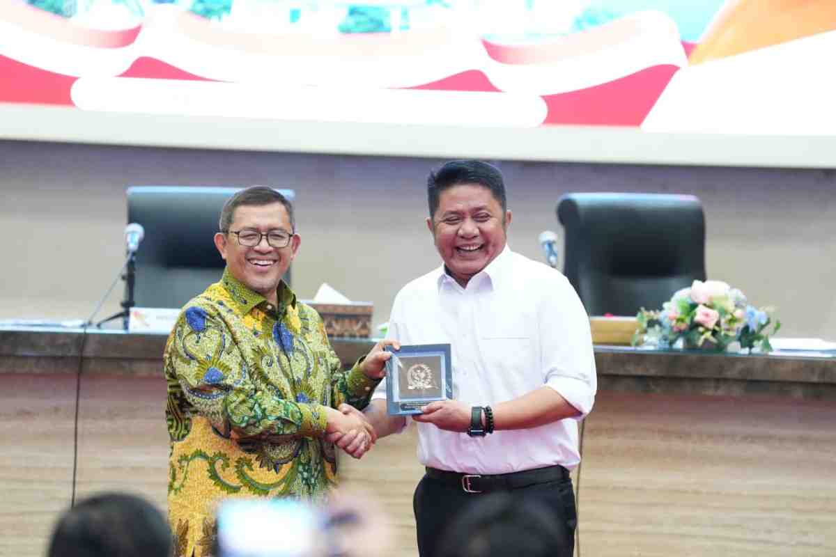 Gubernur Sumsel H. Herman Deru menerima kunjungan kerja Ketua BAM DPR RI, H. Ahmad Heryawan beserta jajaran di Aula Bina Praja Pemprov Sumsel, Senin (26/1/2026). Foto: Humas Pemprov Sumsel.